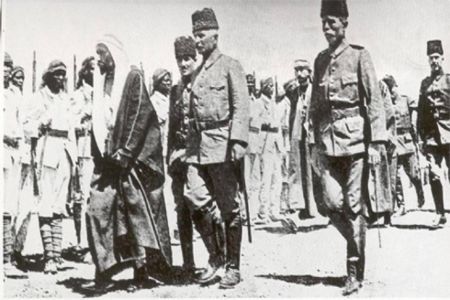 Hicaz Kuvve-i Seferiye Komutanı Fahrettin (Türkan) Paşa ve Emir Ali Haydar Türk-Arap Birliğini Denetliyor, Medine-1917
