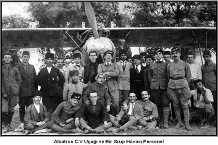 Albatros C.V Uçağı ve Bir Grup Havacı Personel