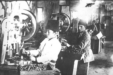 Ordumuza silah ve mühimmat hazırlayan çocuklar