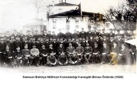 Samsun Bahriye Müfreze Komutanlığı Karargâh Binası Önünde (1920)