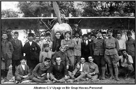 Albatros C.V Uçağı ve Bir Grup Havacı Personel